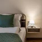 Stylish 1br Flat Garden Balcony Parking דירה וארנה