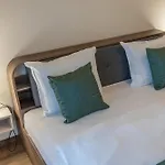 דירה Stylish 1br Flat Garden Balcony Parking *