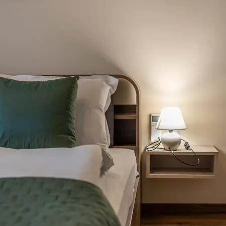 Stylish 1br Flat Garden Balcony Parking דירה וארנה