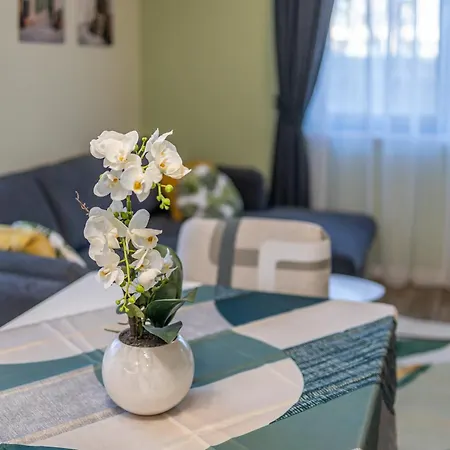 דירה Stylish 1br Flat Garden Balcony Parking *