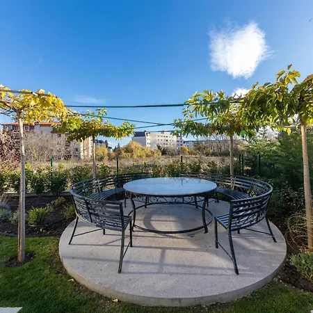 Stylish 1br Flat Garden Balcony Parking