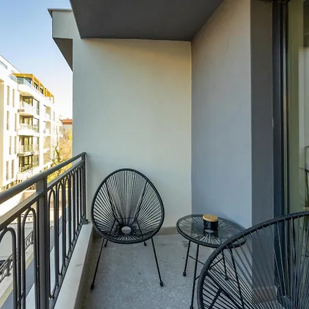 Stylish 1br Flat Garden Balcony Parking דירה *