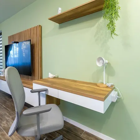 Stylish 1br Flat Garden Balcony Parking דירה *