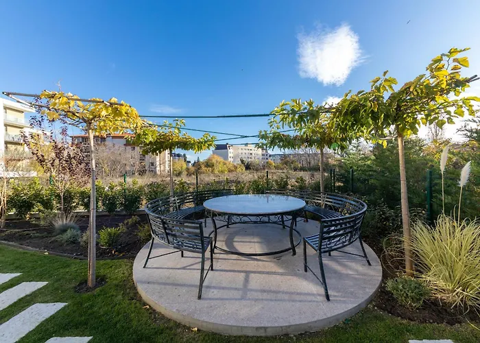 Stylish 1br Flat Garden Balcony Parking