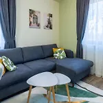 Apartman Stylish 1br Flat Garden Balcony Parking