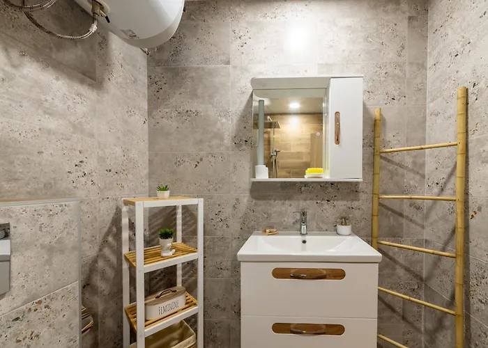 Stylish 1br Flat Garden Balcony Parking דירה