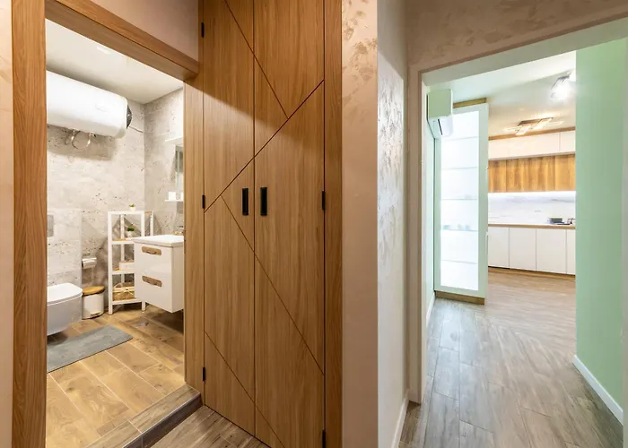 Stylish 1br Flat Garden Balcony Parking וארנה