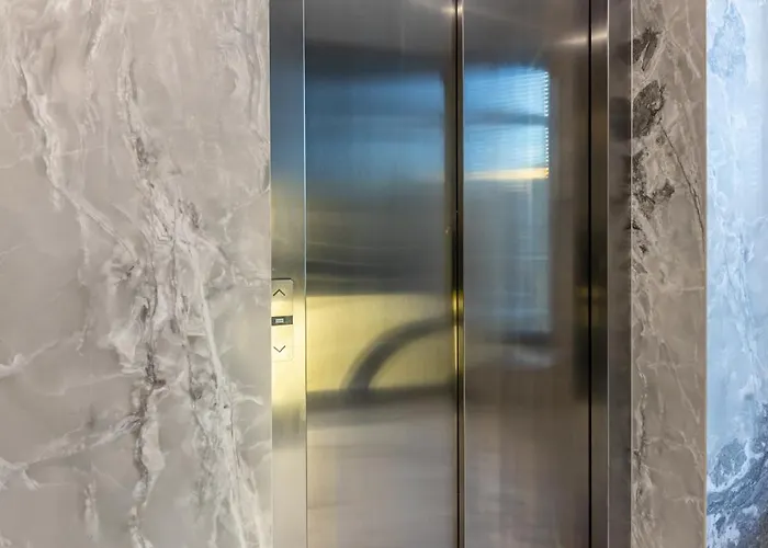 Stylish 1br Flat Garden Balcony Parking דירה *